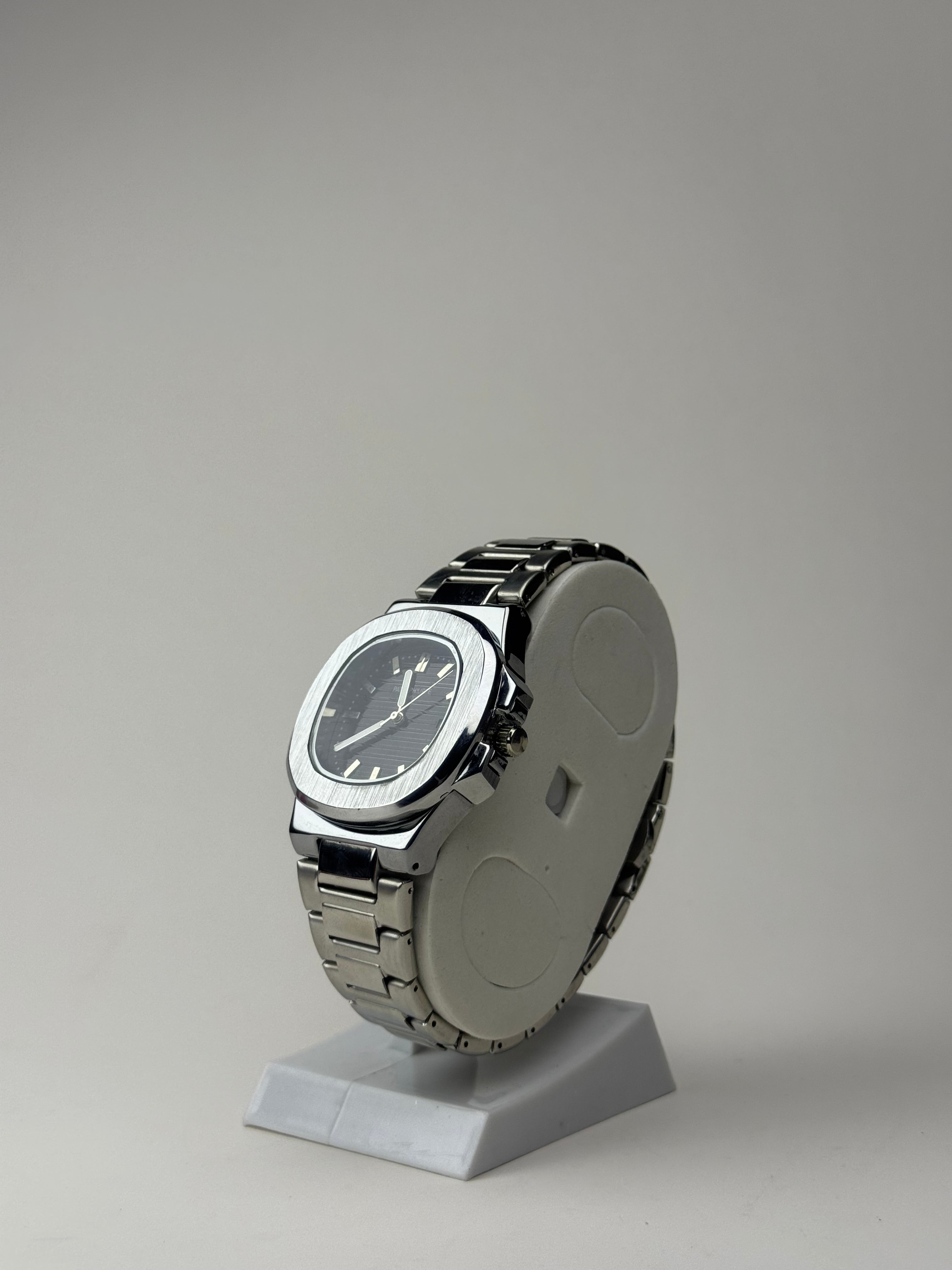 Patek Philippe Nautilus(Silver Steel with Black Dial) GenVogue