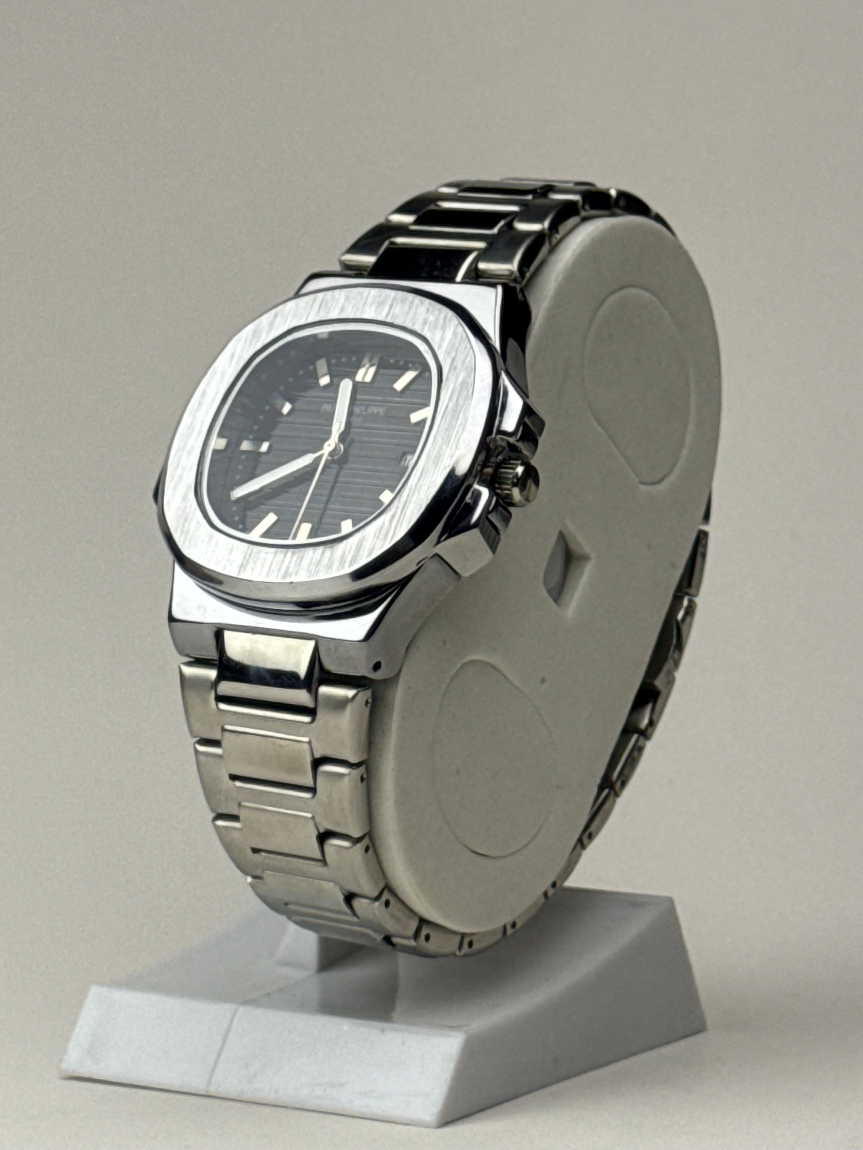 Patek Philippe Nautilus(Silver Steel with Black Dial) GenVogue